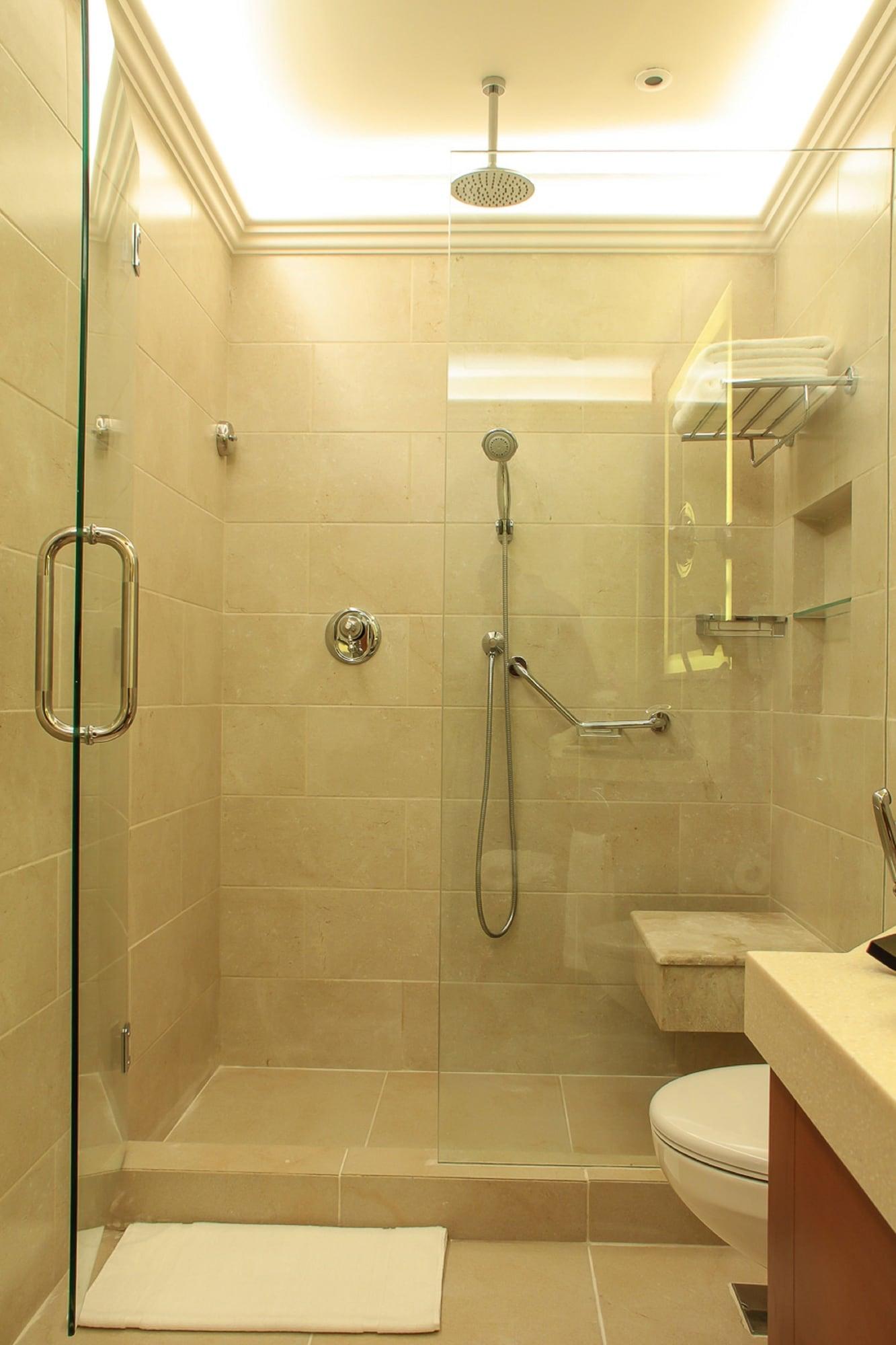 Thousand Nights Hotel Amman Luaran gambar A shower with a shower head and handheld shower head