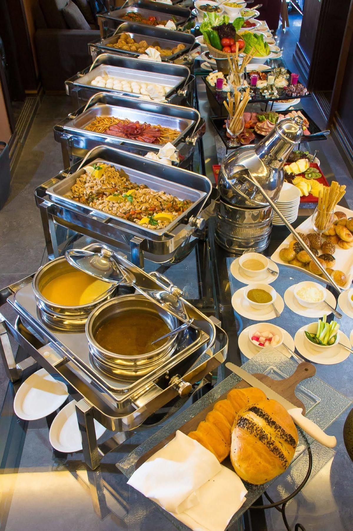 Thousand Nights Hotel Amman Luaran gambar A chafing dish