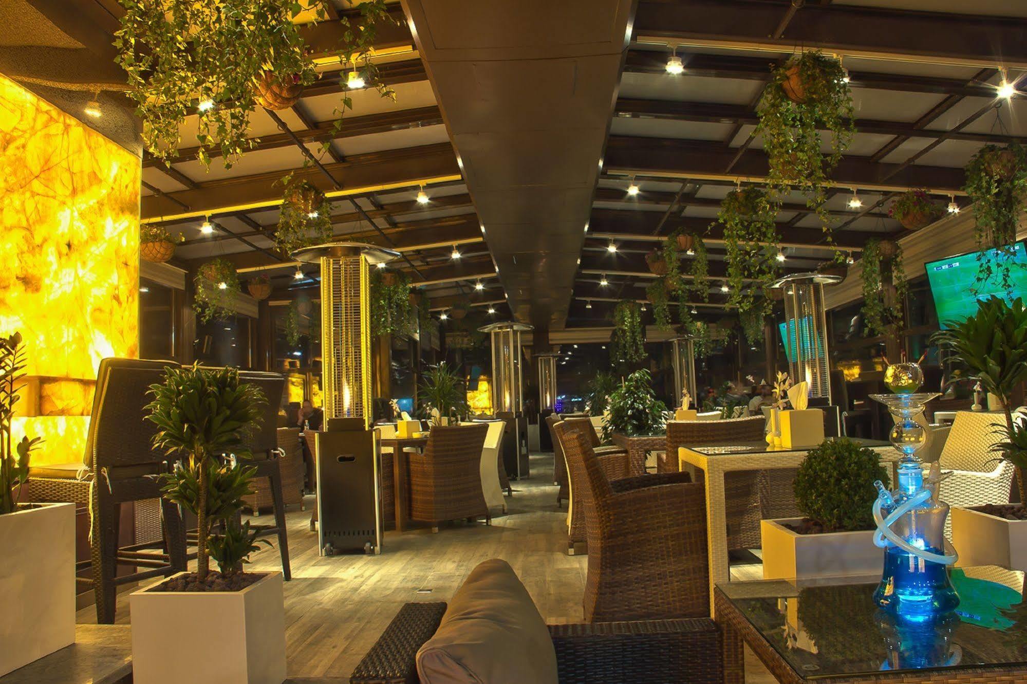 Thousand Nights Hotel Amman Luaran gambar The interior of the restaurant